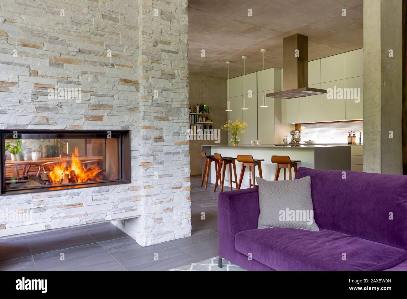 Salon moderne avec cheminée en brique ouvert à la cuisine Banque D'Images