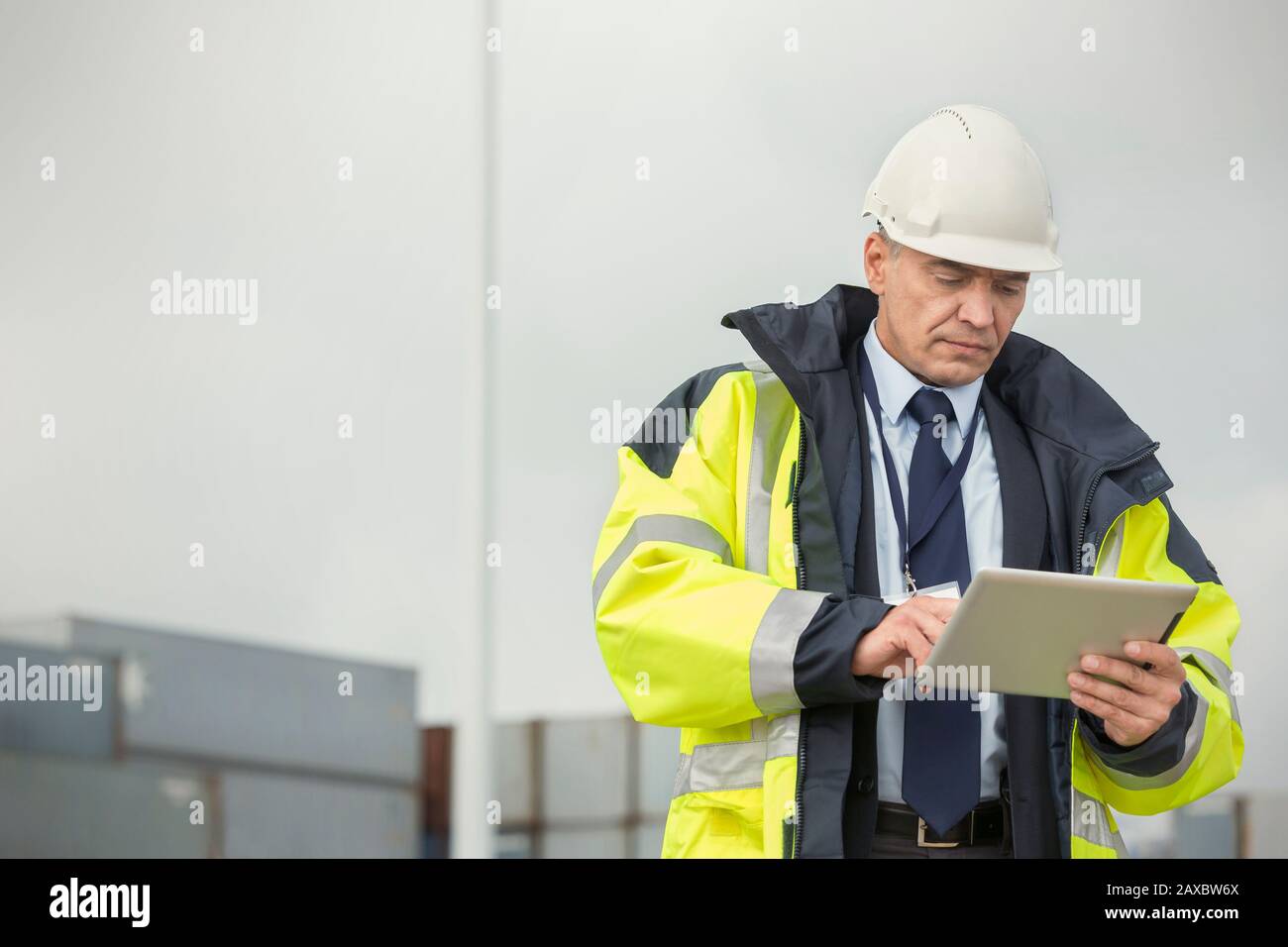 Dock Manager à l'aide d'une tablette numérique sur le chantier naval Banque D'Images