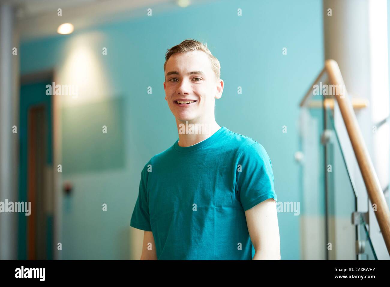 Portrait jeune homme confiant college student Banque D'Images