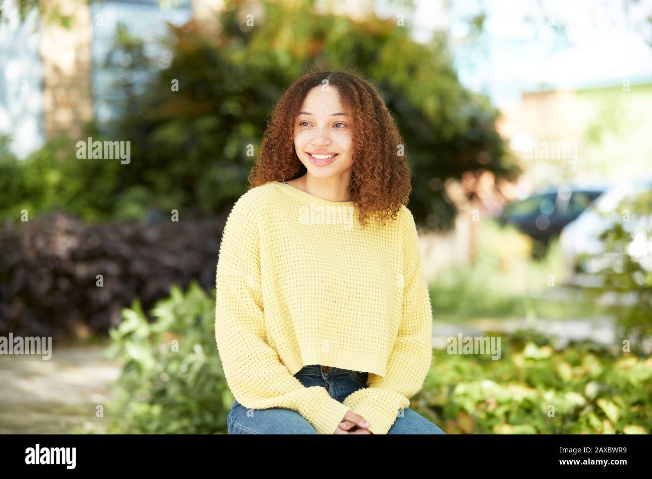 Portrait de la jeune femme confiante dans le parc Banque D'Images