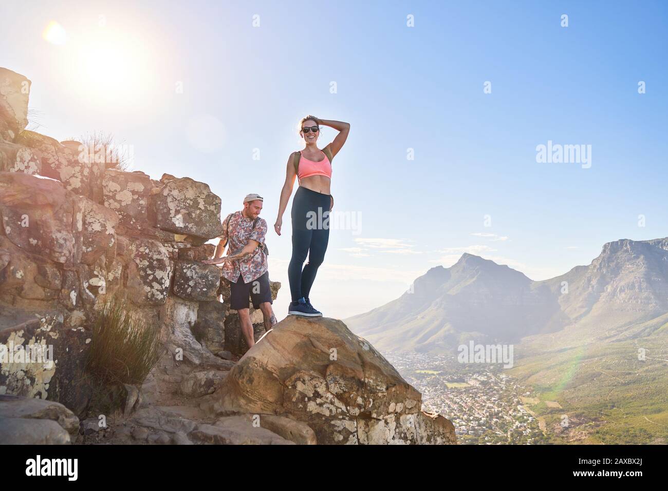 Portrait heureuse jeune femme randonnée falaise ensoleillée Cape Town Afrique du Sud Banque D'Images
