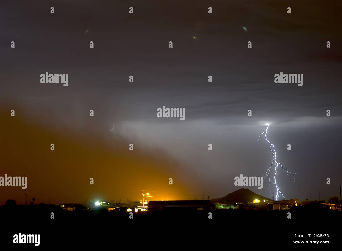 Un mur massif de poussière qui s'infiltre dans une zone rurale à l'ouest de Phoenix Arizona. Cette tempête est arrivée la nuit et n'a été révélée que lorsque la foudre a flashé nea Banque D'Images