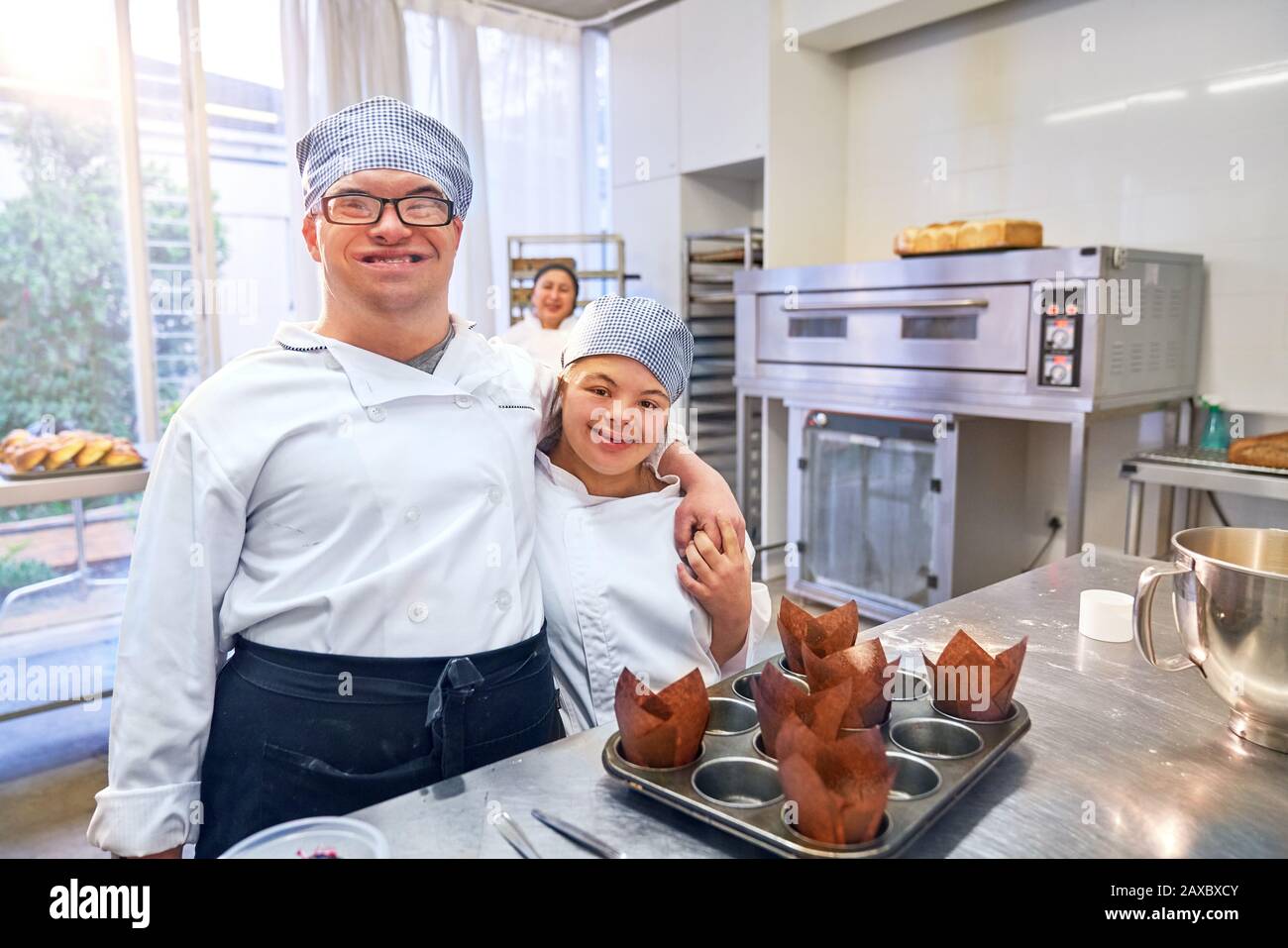 Portrait jeunes étudiants heureux avec le syndrome De Down en cours de cuisson Banque D'Images