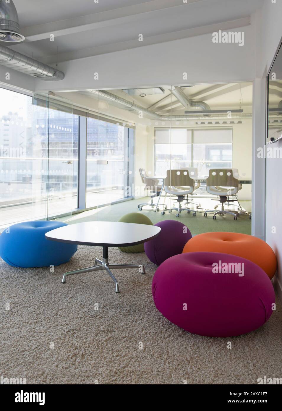 Coussins multicolores dans un espace de travail créatif Banque D'Images