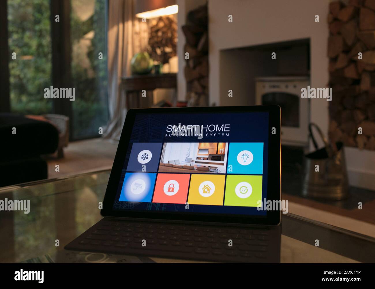 Système intelligent d'automatisation domestique sur tablette numérique dans le salon Banque D'Images Système intelligent d'automatisation domestique sur tablette numérique dans le salon Banque D'Images