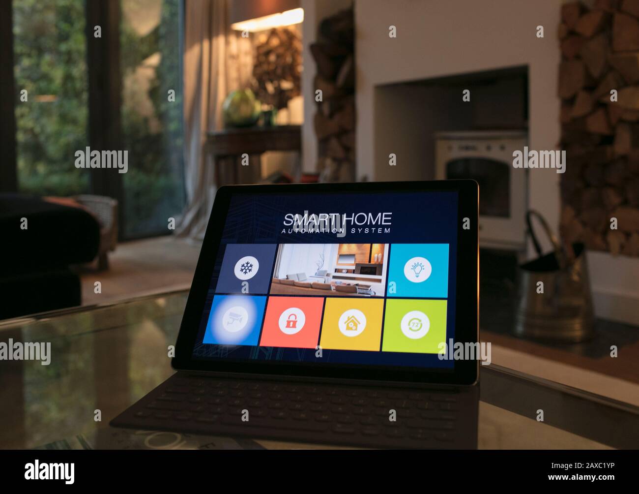 Système intelligent d'automatisation domestique sur tablette numérique dans le salon Banque D'Images