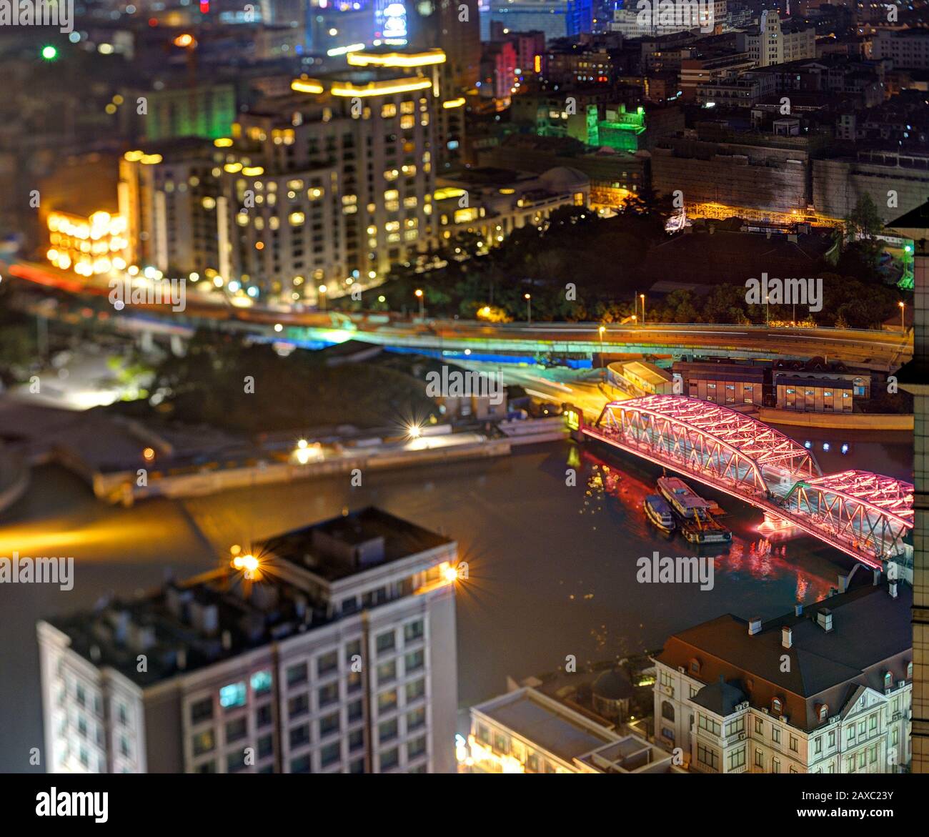 Vue sur les oiseaux de Shanghai illuminée la nuit. Banque D'Images