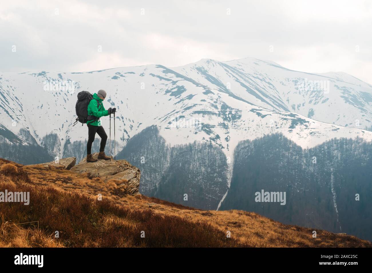 Avec vue imprenable sur les montagnes enneigées et randonneur avec sac à dos sur un avant-plan. Photographie de paysage Banque D'Images