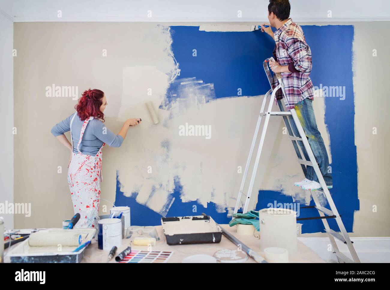 Couple redécorer, peinture mur Banque D'Images