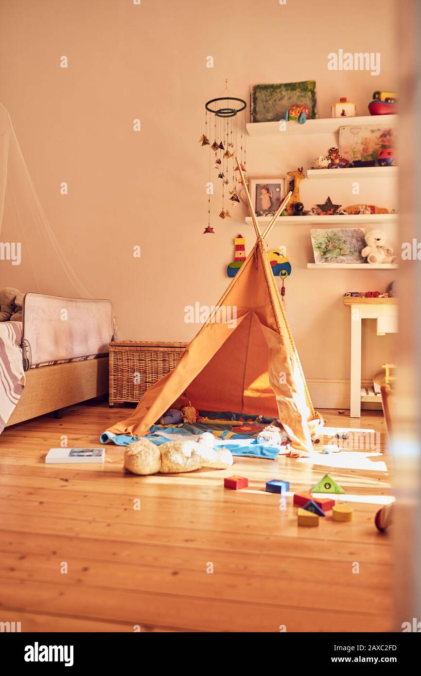 Jouets et tipi dans la chambre des enfants Banque D'Images