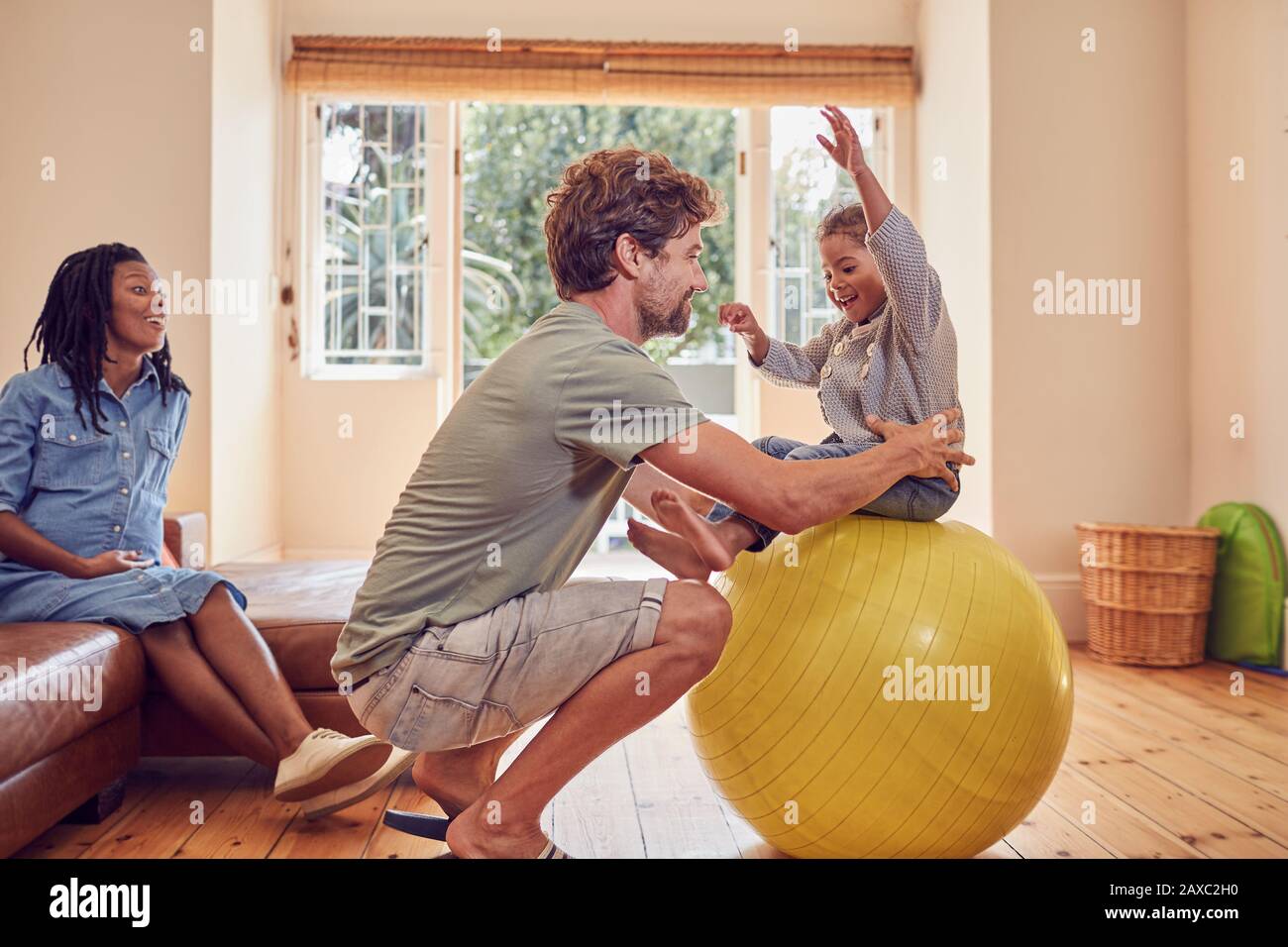 Père et fille jouant avec le ballon de fitness Banque D'Images