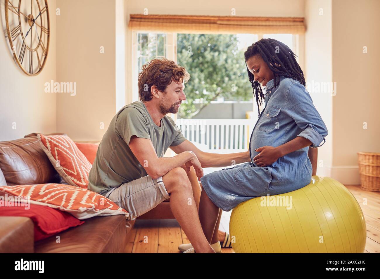 Le mari affectueux touche le ventre de la femme enceinte Banque D'Images