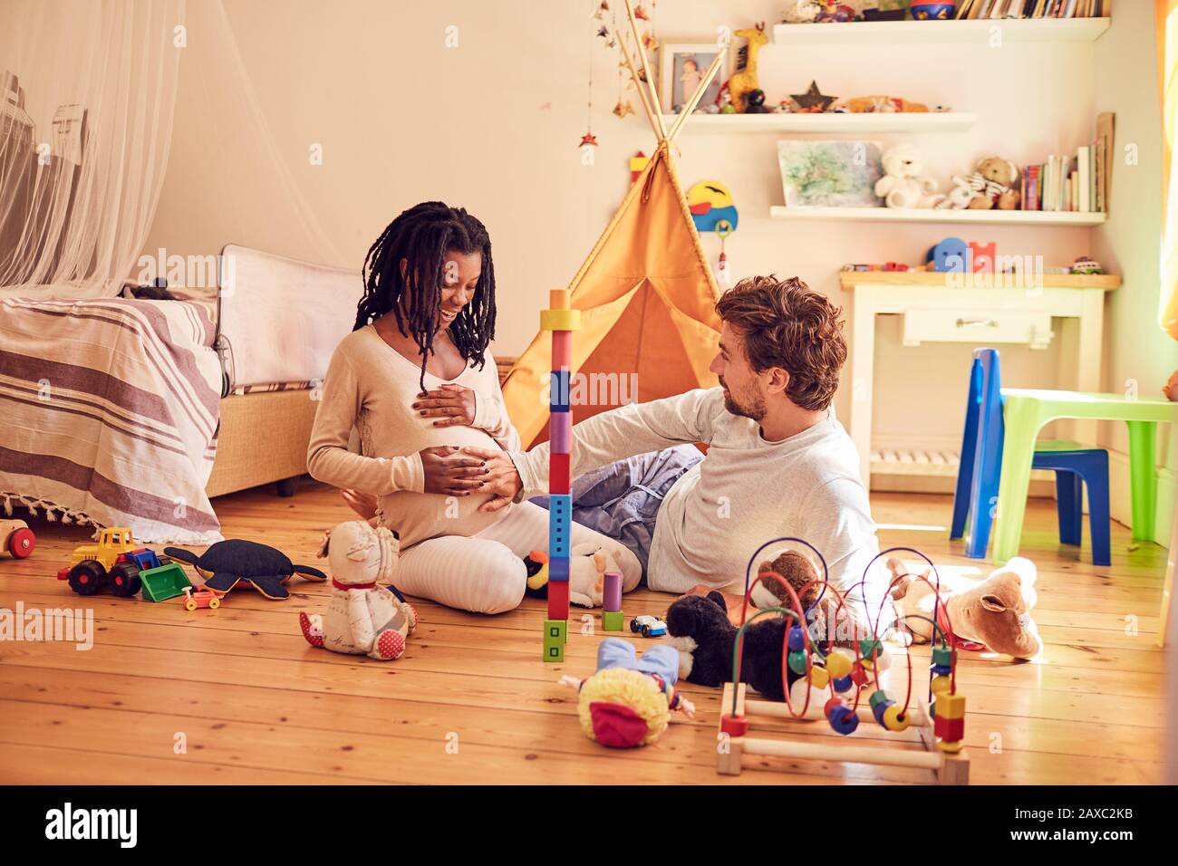 Le mari affectueux touche le ventre de la femme enceinte Banque D'Images