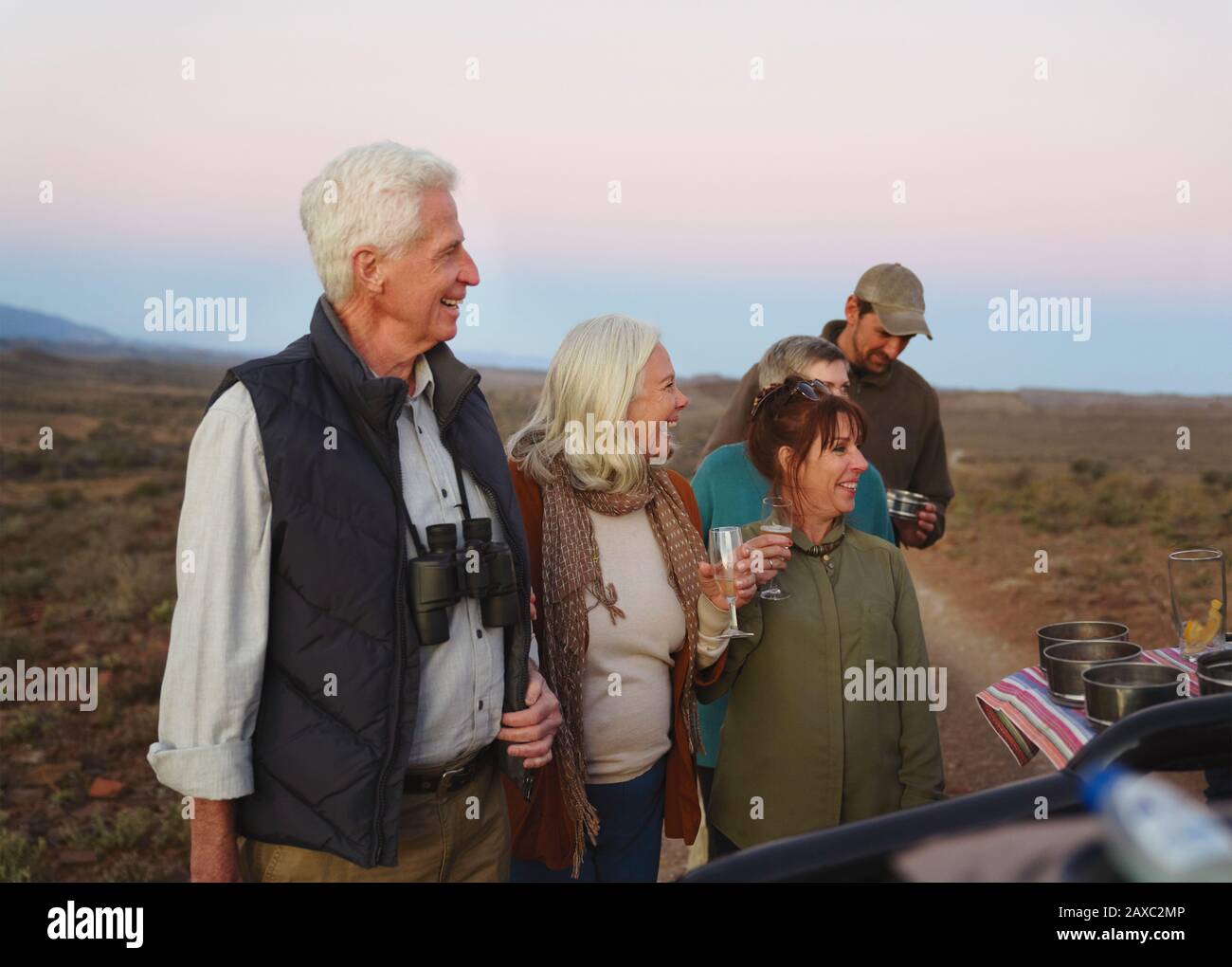 Un couple senior heureux pour un safari en buvant du champagne Banque D'Images