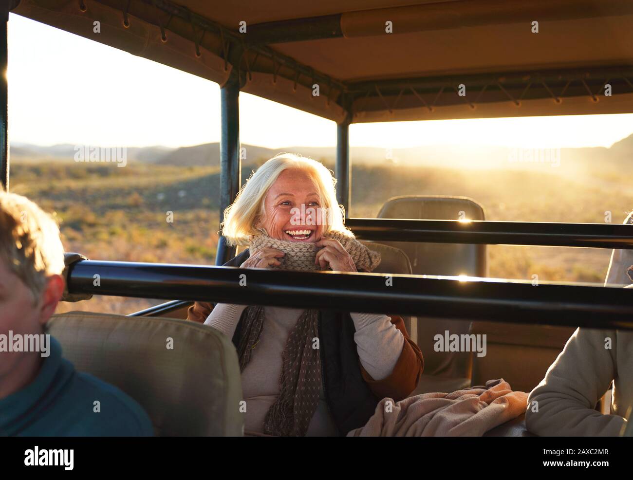 Heureuse femme senior lors d'un safari en véhicule tout-terrain Banque D'Images