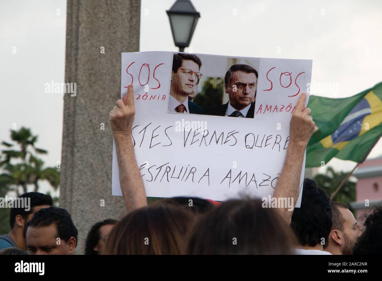 24 Août 2019. Des centaines de personnes protestent dans les rues de Recife. Protestation en faveur de la lutte contre la destruction de la forêt tropicale amazonienne Banque D'Images