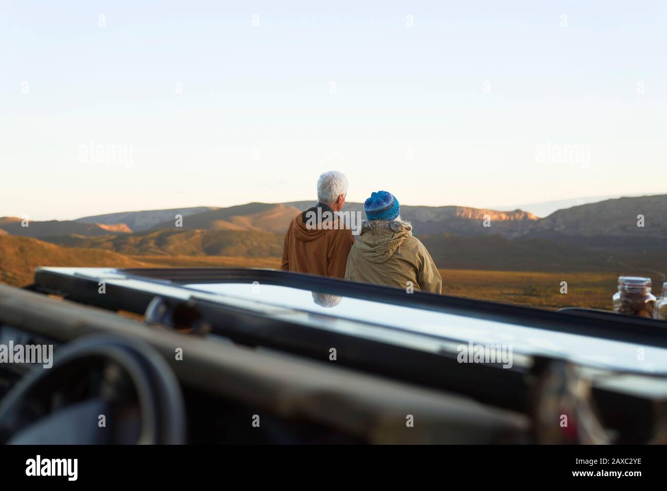 Couple senior en safari en regardant la vue panoramique sur le paysage Banque D'Images
