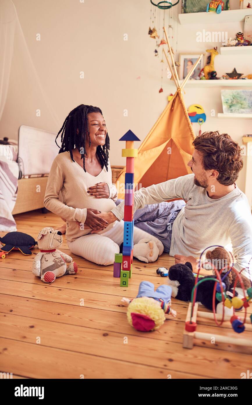 Le mari affectueux touche le ventre de la femme Banque D'Images