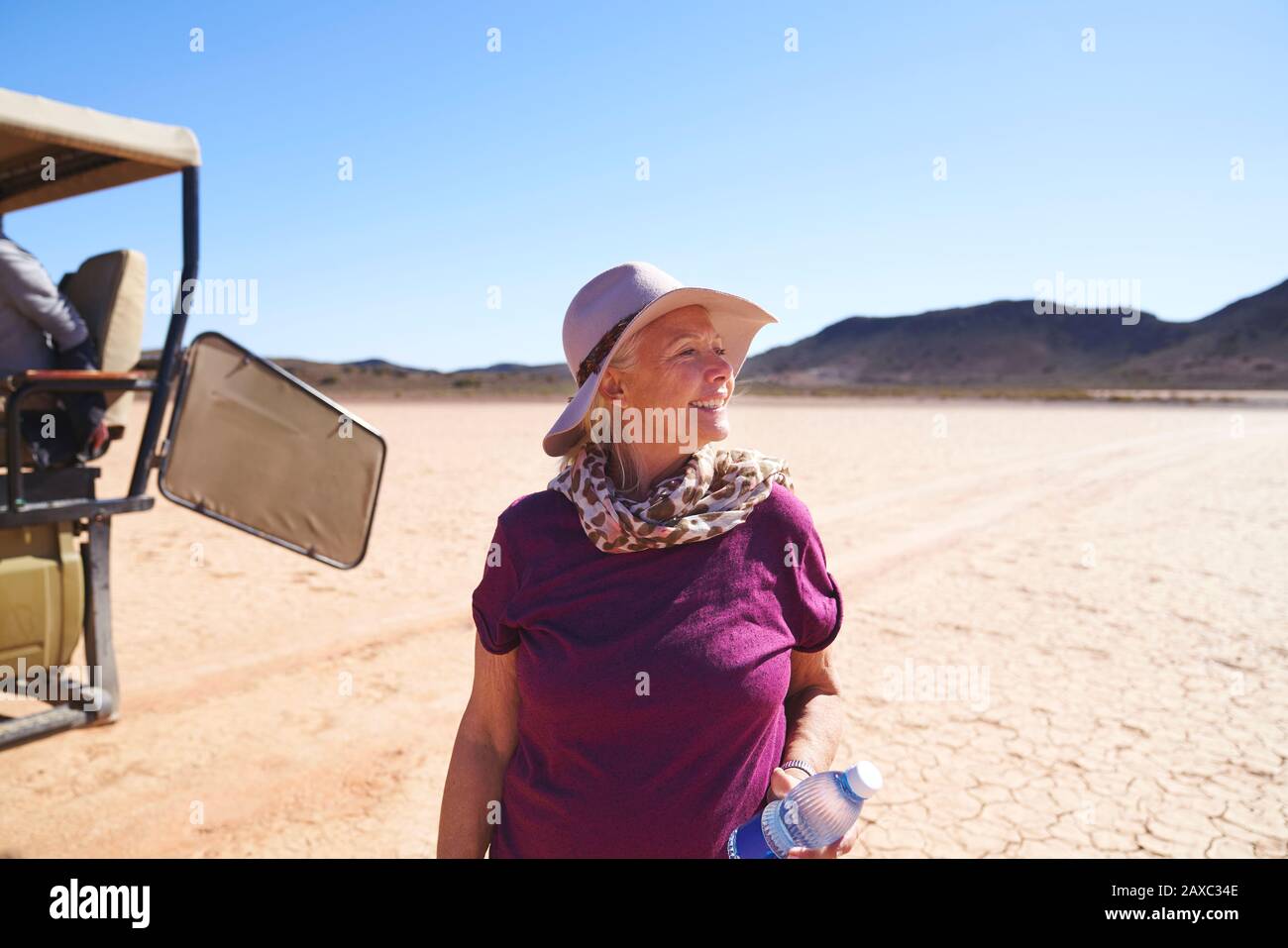 Heureuse femme senior en safari dans désert aride ensoleillé Afrique du Sud Banque D'Images