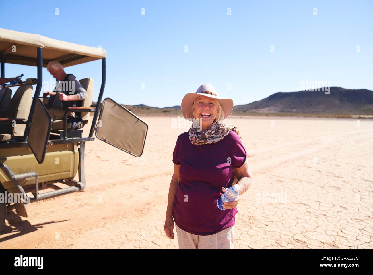 Portrait femme senior insouciante en safari dans le désert ensoleillé d'Afrique du Sud Banque D'Images