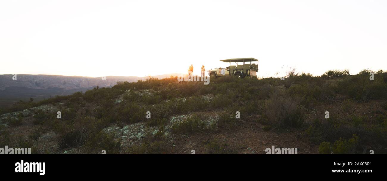 Safari tour groupe et véhicule tout-terrain sur la colline au lever du soleil Afrique du Sud Banque D'Images