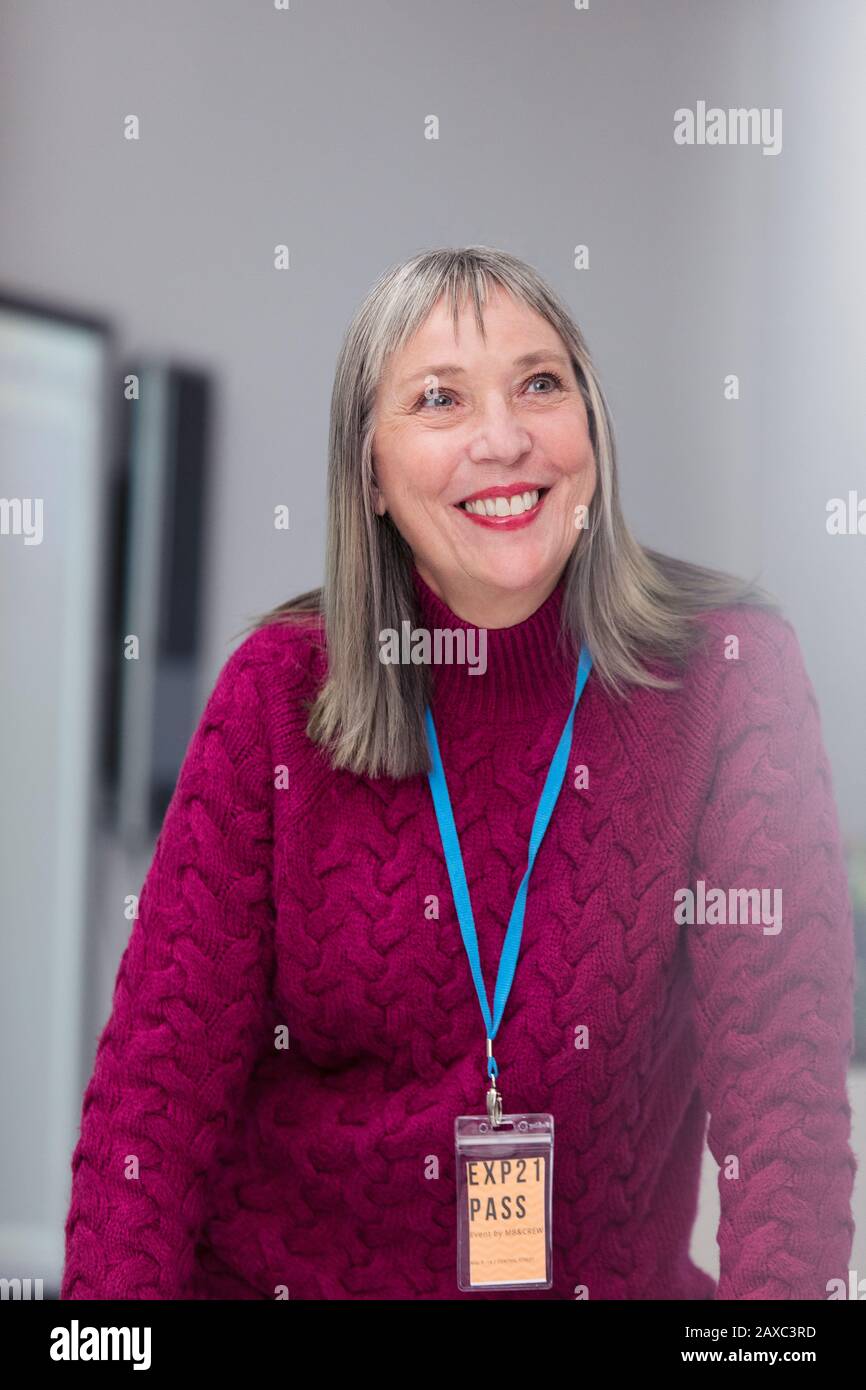 Portrait heureuse, confiante femme d'affaires mûre portant une longe Banque D'Images