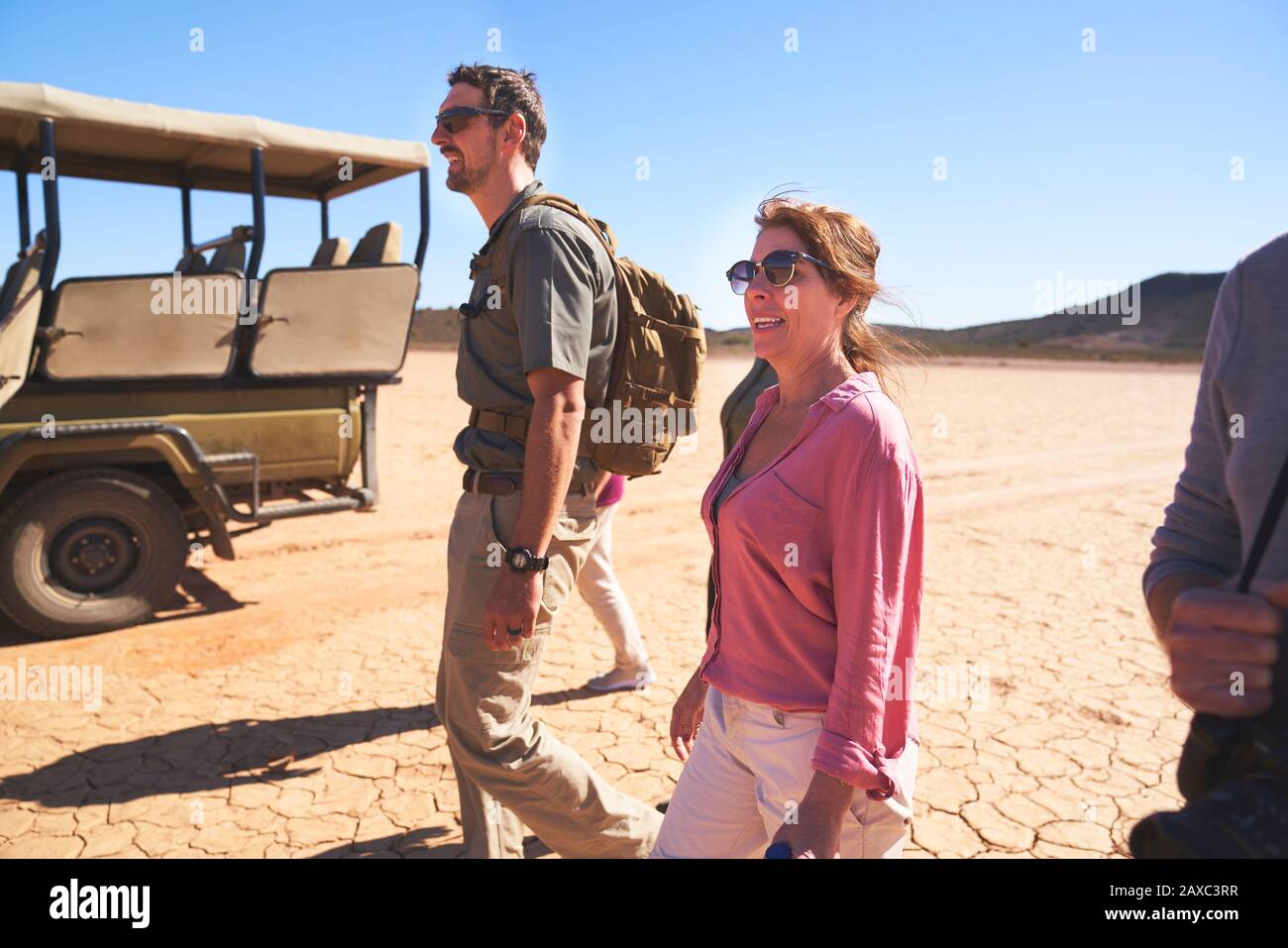 Safari groupe de visites à pied dans le désert ensoleillé et aride Afrique du Sud Banque D'Images