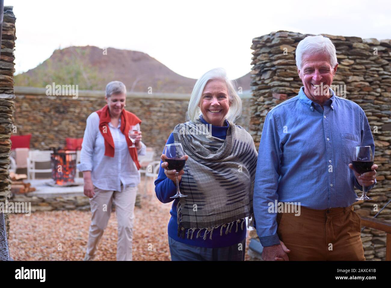 Portrait Happy senior couple buvant du vin sur le patio de l'hôtel Banque D'Images