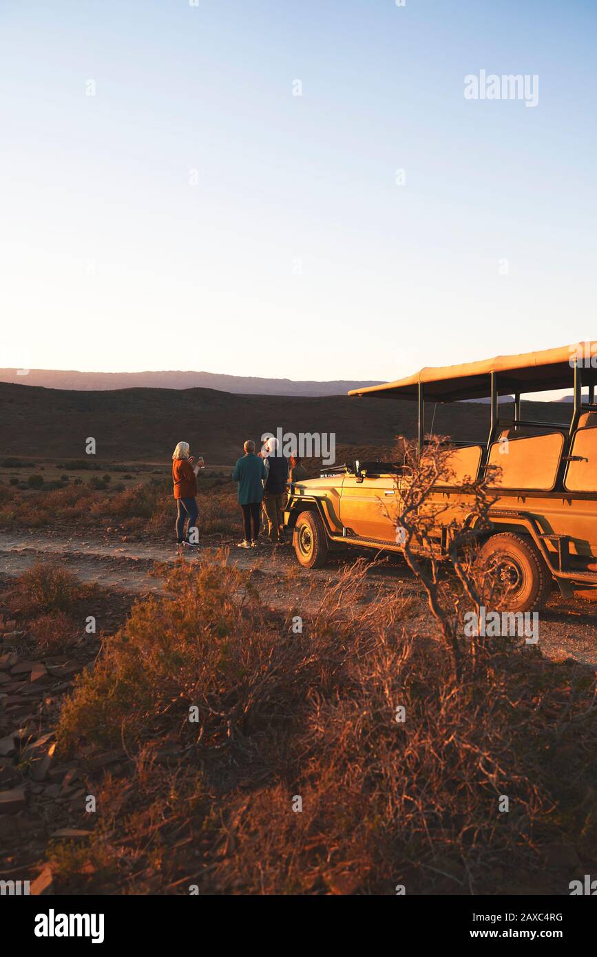 Safari tour groupe et véhicule tout-terrain sur Sunset Road Afrique du Sud Banque D'Images