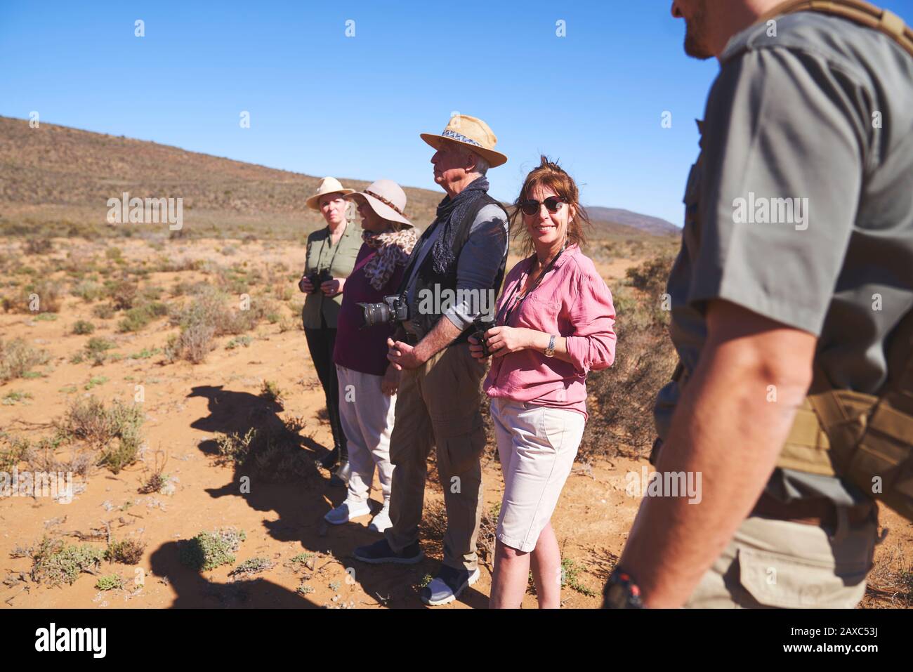 Une heureuse femme qui aime faire un safari avec des amis d'Afrique du Sud Banque D'Images Une heureuse femme qui aime faire un safari avec des amis d'Afrique du Sud Banque D'Images
