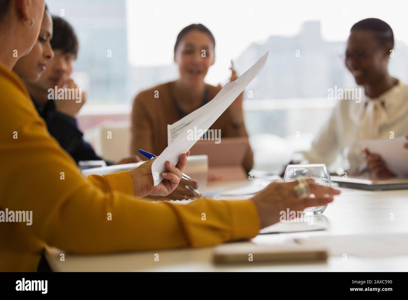 Les gens d'affaires discussing paperwork dans la salle de conférence réunion Banque D'Images