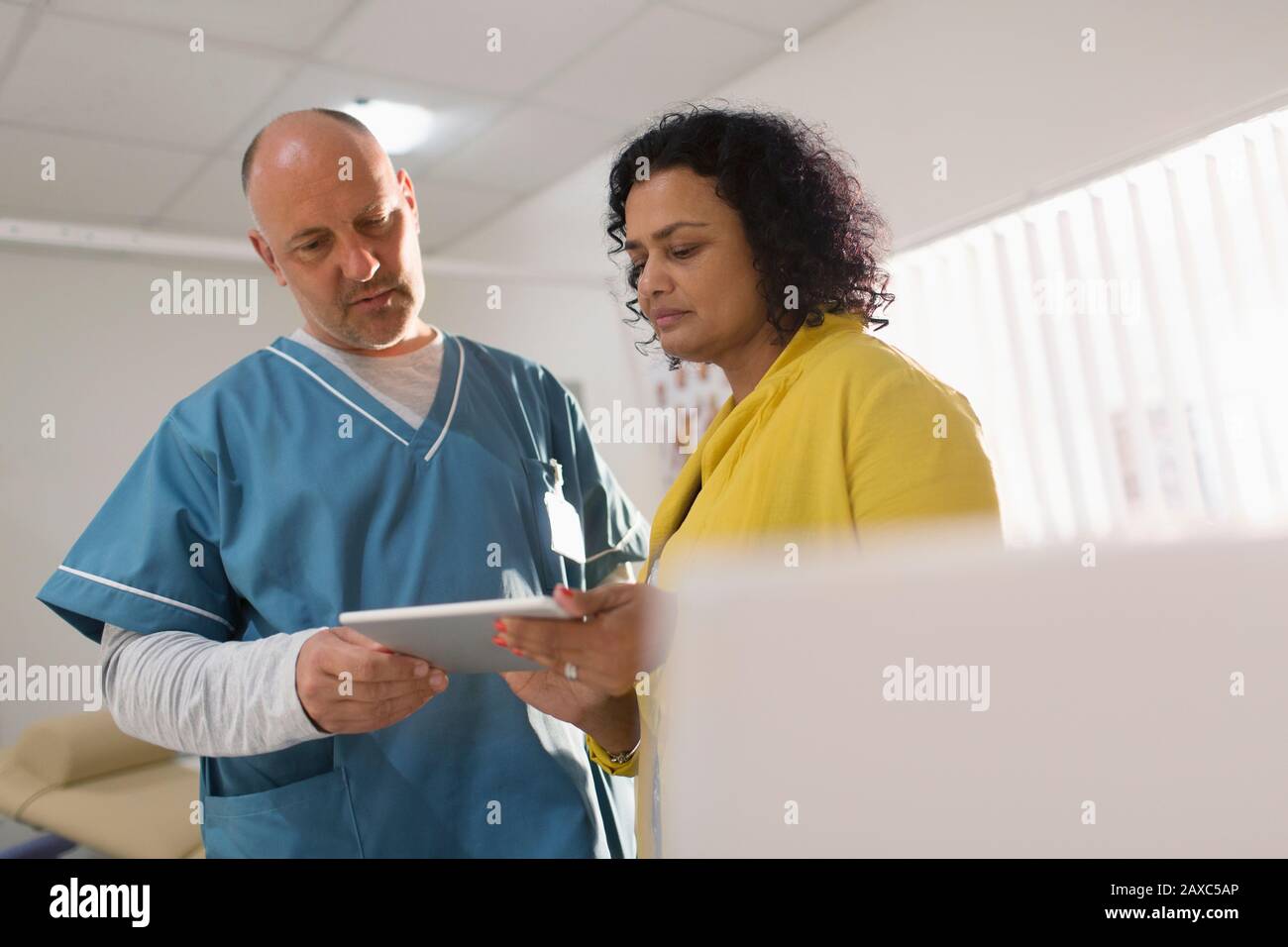 Médecins avec tablette numérique réunion dans le bureau des médecins Banque D'Images