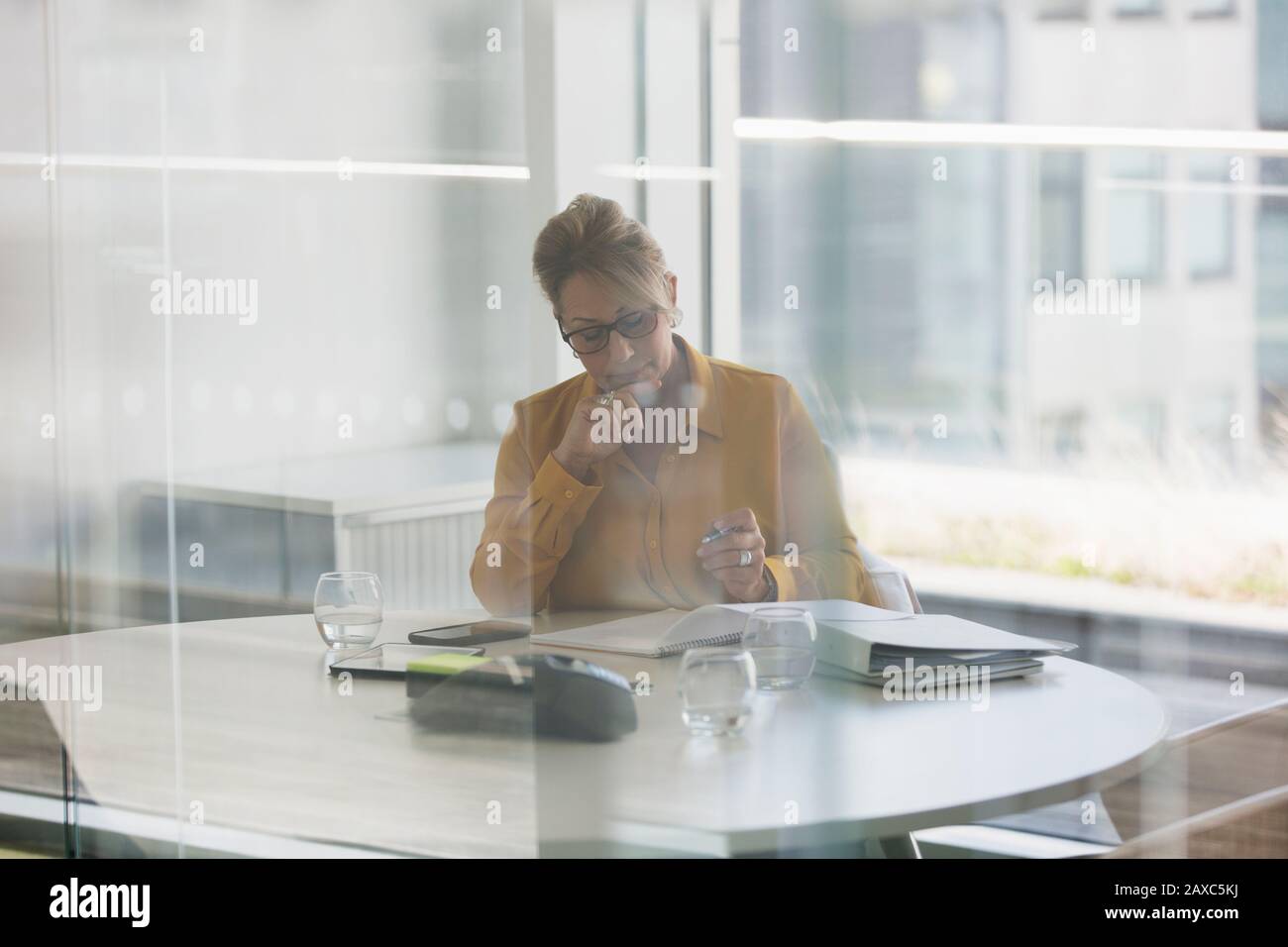 L'accent businesswoman working in office Banque D'Images