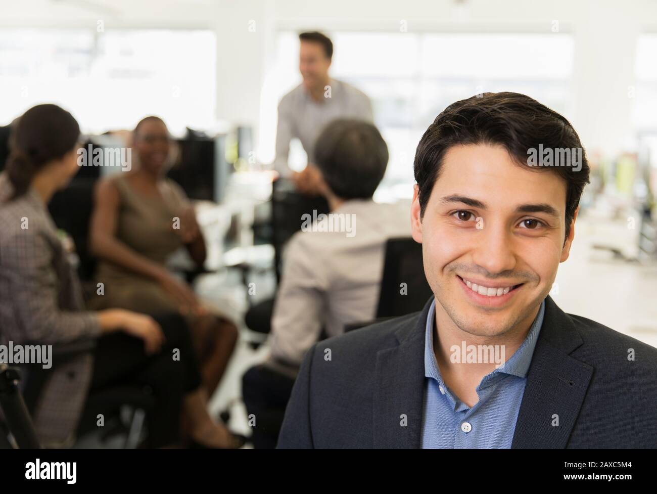 Confident businessman in office Portrait Banque D'Images