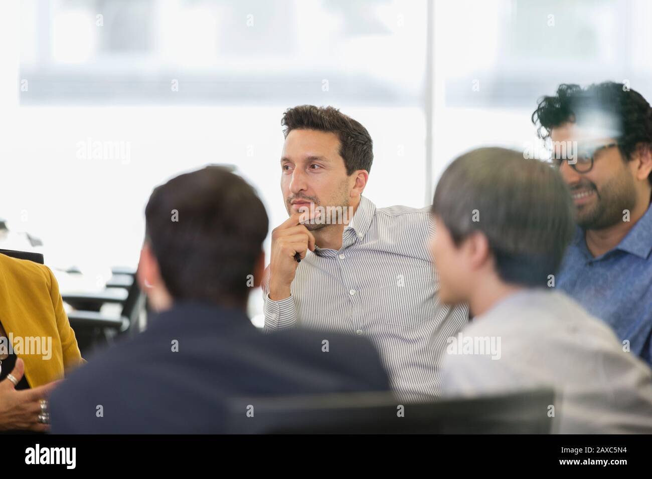 Homme d'affaires concentré à l'écoute dans la salle de conférence Banque D'Images