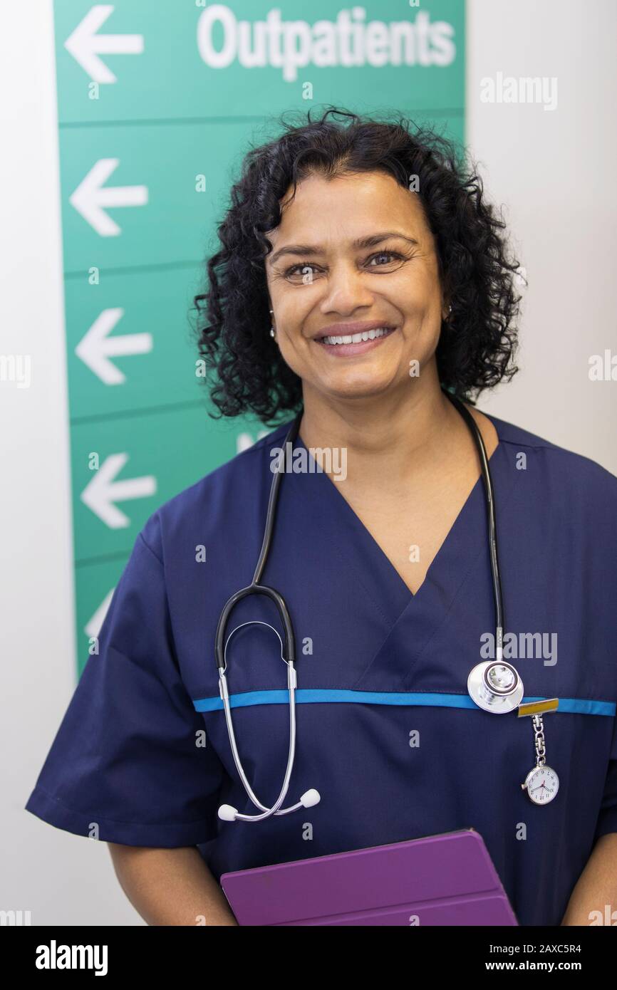 Portrait confiant médecin de femme dans le couloir de l'hôpital Banque D'Images