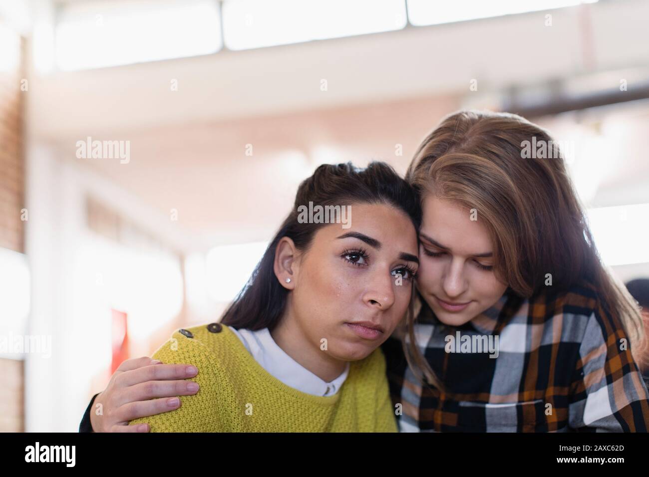 Jeune femme consolant ami Banque D'Images