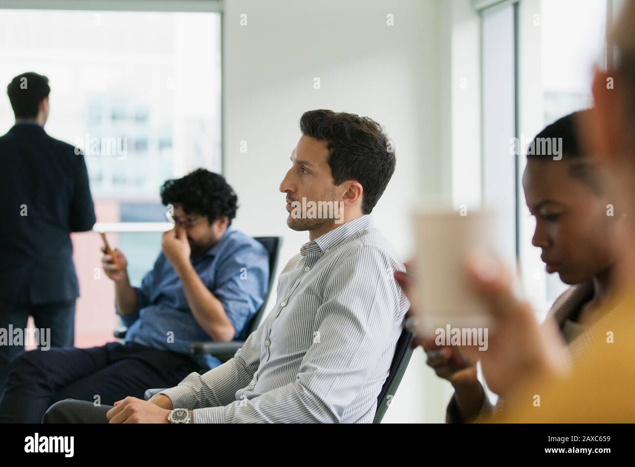 Homme d'écoute attentive dans la salle de conférence réunion Banque D'Images