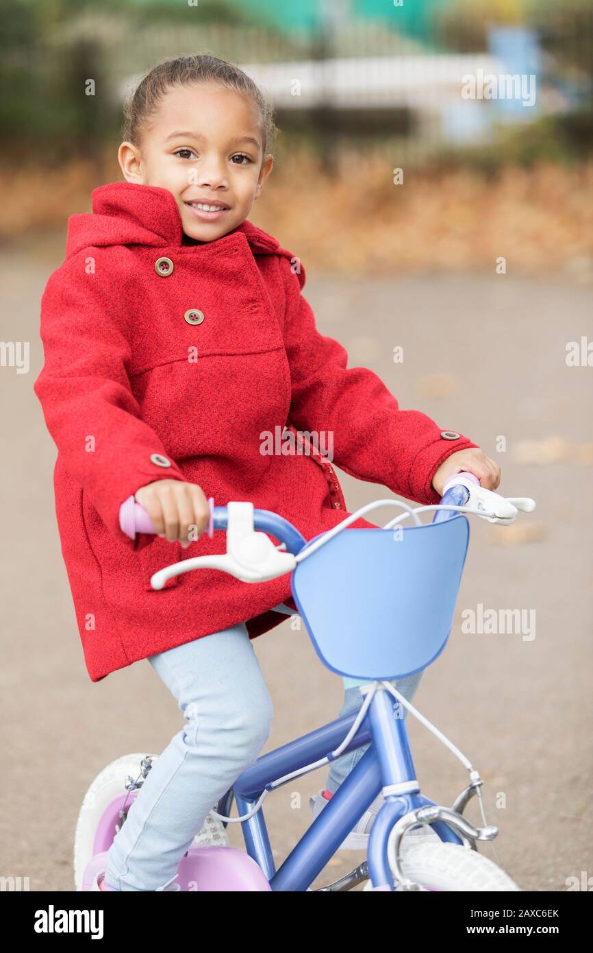 Portrait souriant fille vélo d'équitation Banque D'Images
