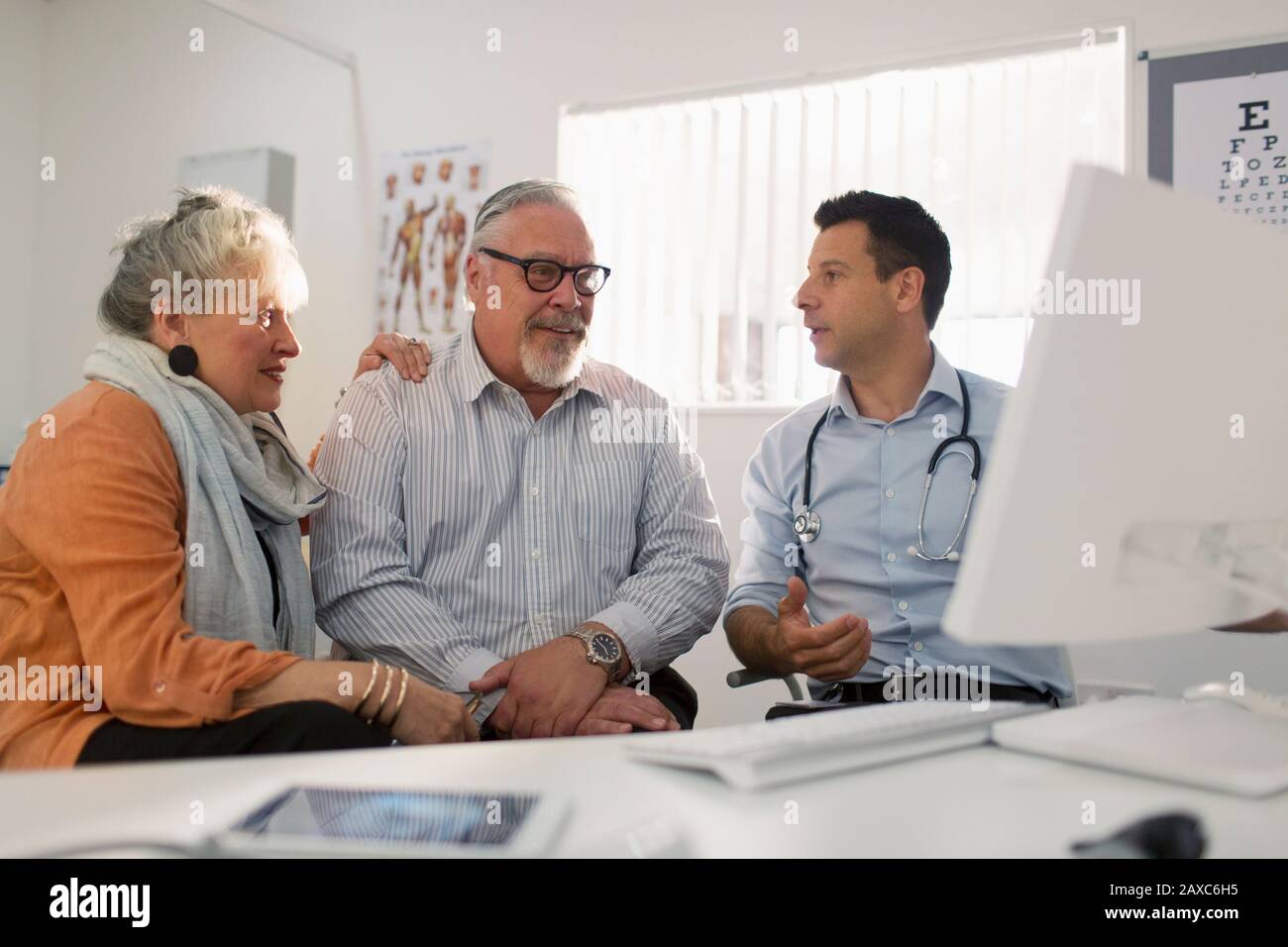 Rencontre de médecin avec un couple senior à l'ordinateur dans le bureau de médecins Banque D'Images