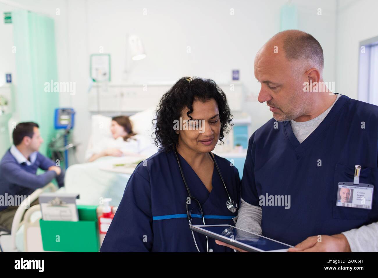 Médecins avec tablettes numériques en tours, consultation dans la salle d'hôpital Banque D'Images