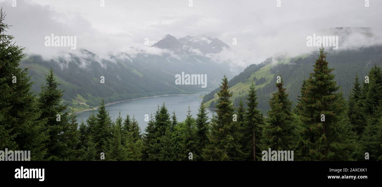 Vue panoramique sur les montagnes autour du lac Durlassboden à 'Hohe Tauern', Autriche Banque D'Images