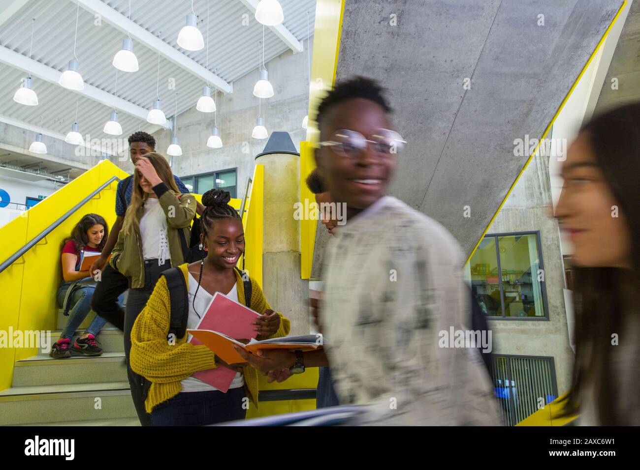 Les étudiants juniors penchant dans les escaliers Banque D'Images