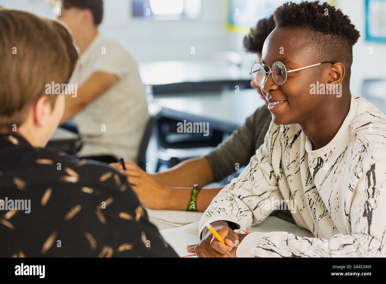 Les élèves du secondaire parlent en classe Banque D'Images