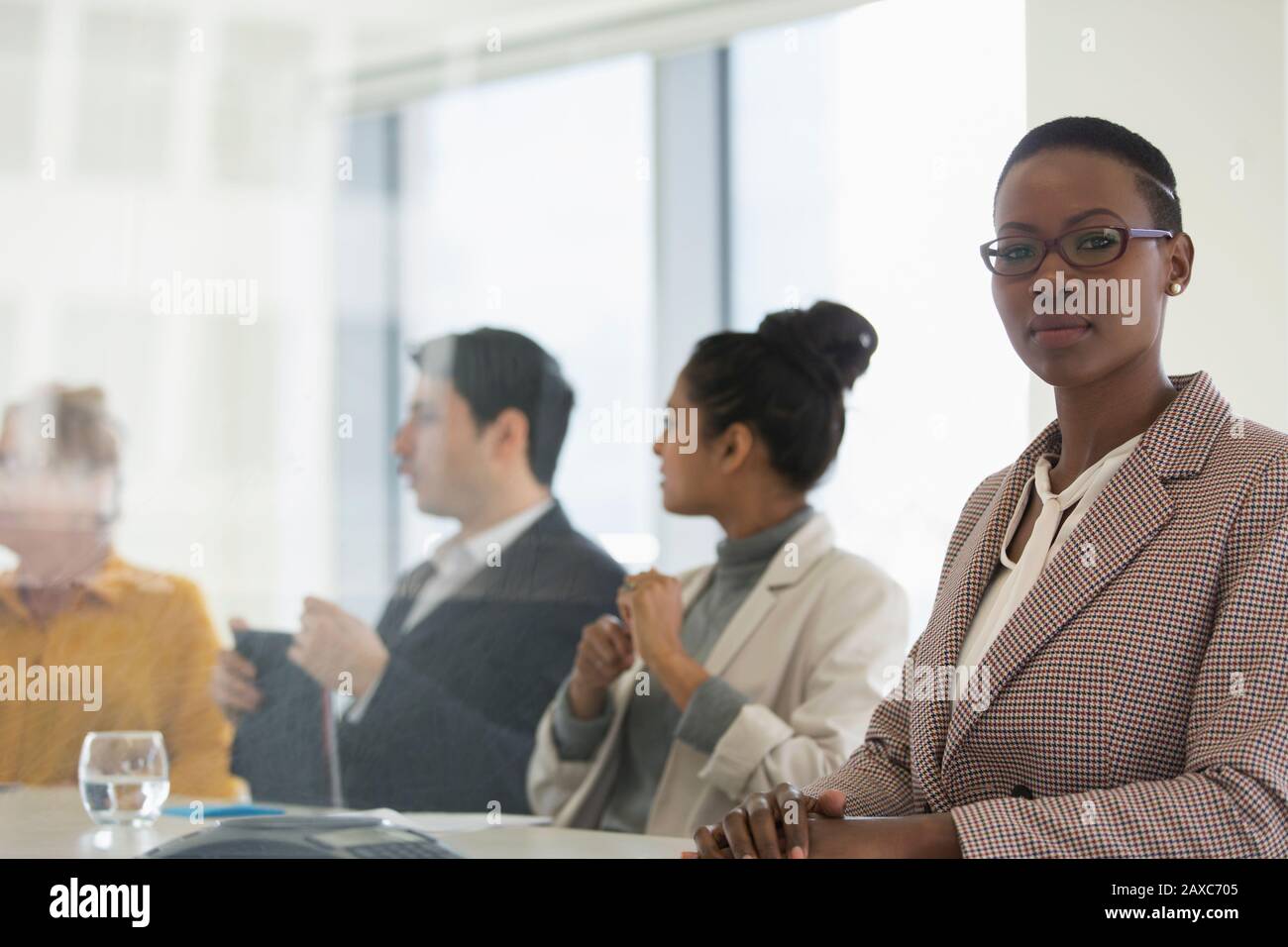 Portrait confident businesswoman in conference room meeting Banque D'Images