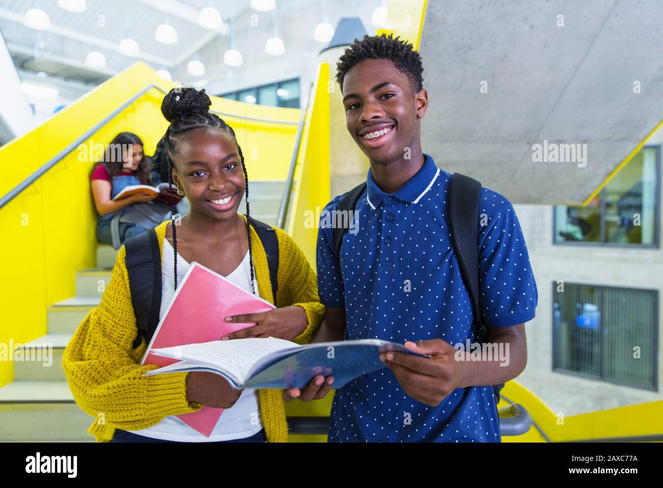 Portrait confiant étudiants juniors de haut étudier dans le couloir Banque D'Images