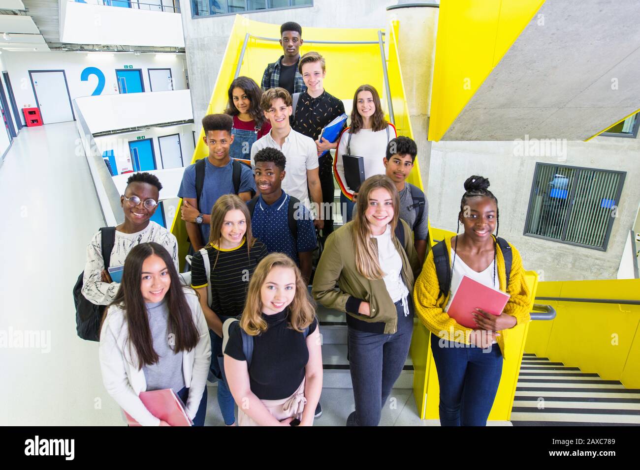 Portrait des étudiants juniors en hauteur confiants dans les escaliers Banque D'Images