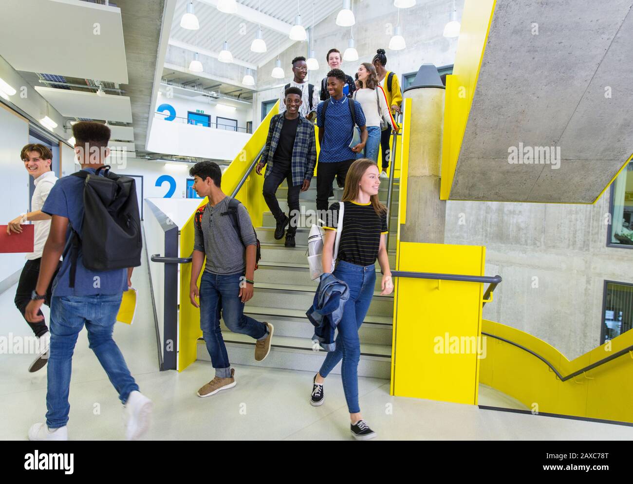 Les étudiants de niveau supérieur juniors descendent dans les escaliers Banque D'Images