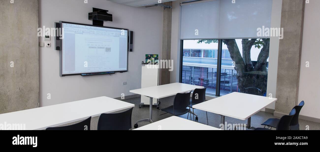 Salle de classe vide avec écran de projection Banque D'Images