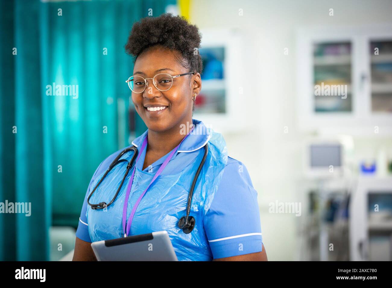 Infirmière féminine en portrait avec tablette numérique à l'hôpital Banque D'Images